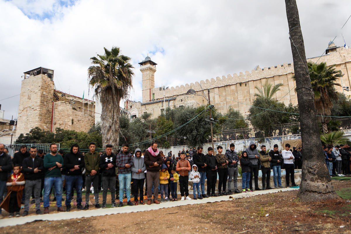 آلاف يأدون الجمعة الثانية من رمضان في المسجد الإبراهيمي بالخليل
