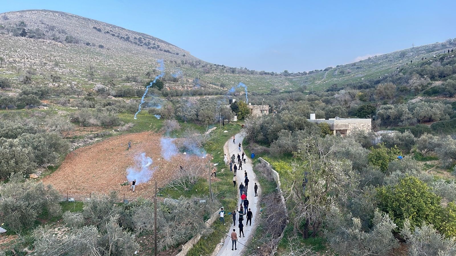 مستوطنون يهاجمون قري وبلدات في الضفة والقدس