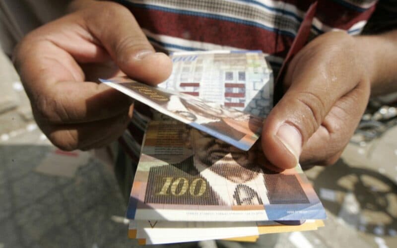 صرف مستحقات الشؤون الاجتماعية في الضفة