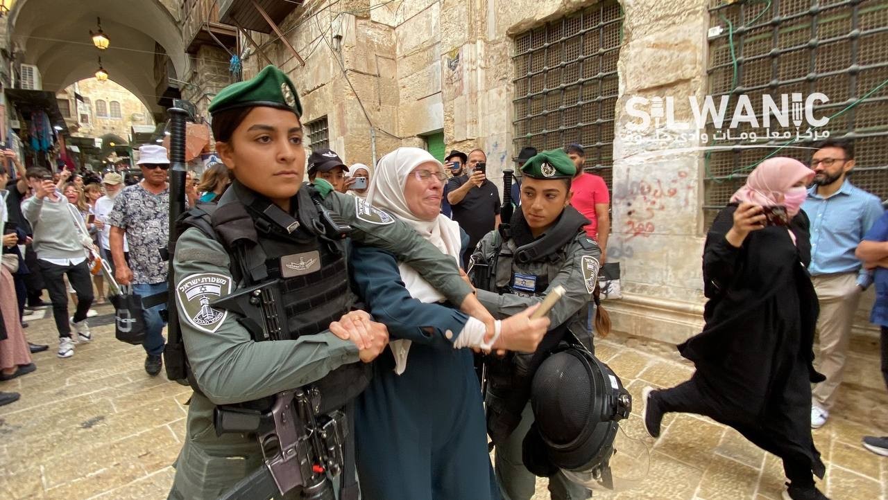 ضرب وتنكيل واعتقال للمرابطات على أبواب المسجد الأقصى