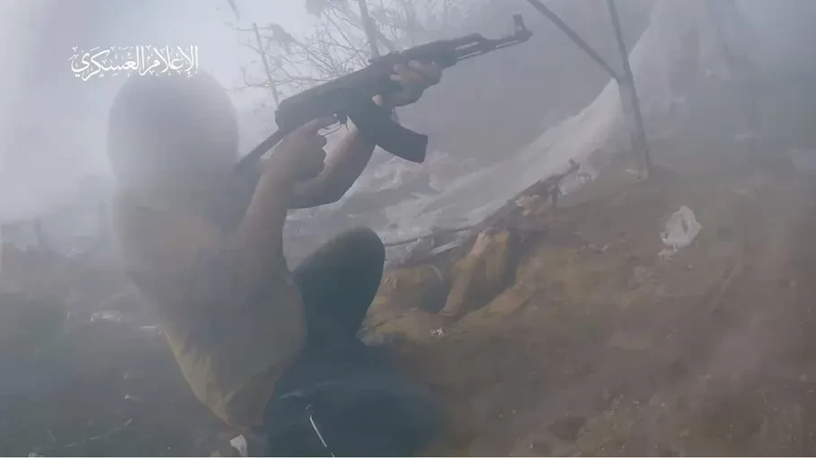 عناصر من القسام خلال اشتباك من داخل أحد الأنفاق بخانيونس