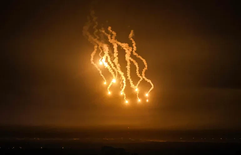 قنابل ضوئية على خانيونس