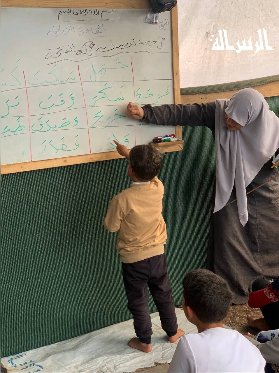(بالصور) "الكُتّاب"..طريقة تعـليم بـدائـية أعـادتها الحرب لغـزة