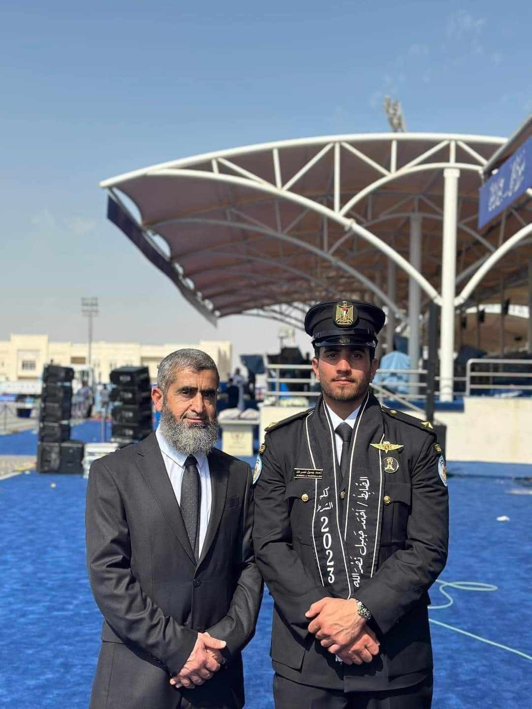 الشهيد أحمد نصر الله  ووالده الشهيد في حفل تخرجه من كلية الشرطة في قطر