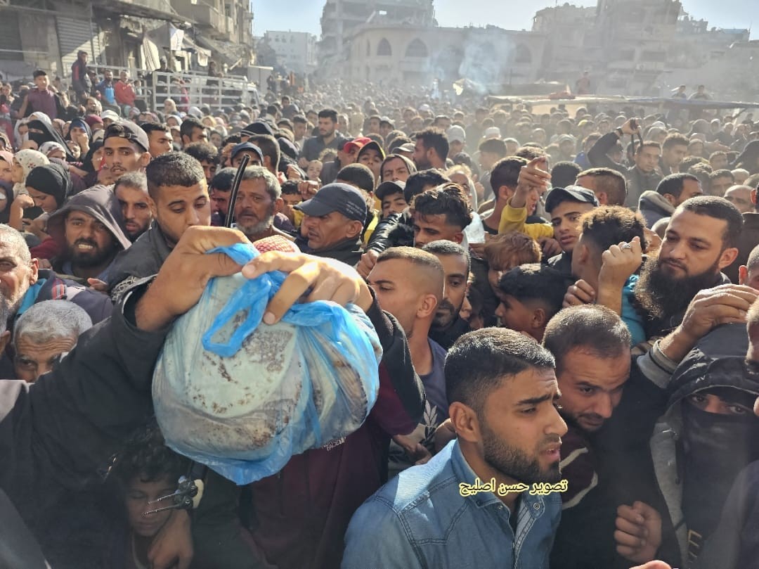 مواطنون يزدحمون أمام أحد المخابز في جنوب القطاع للحصول على فرصة لشراء الخبز