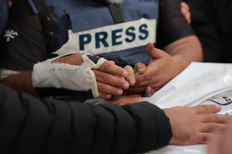 (إسرائيل) ترتكب جرائم حرب بحق الإعلاميين في غزة