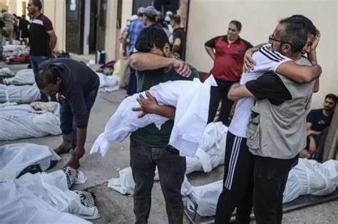 10 شهداء وعدد من المصابين في قصف للاحتلال على مبنى البلدية في دير البلح