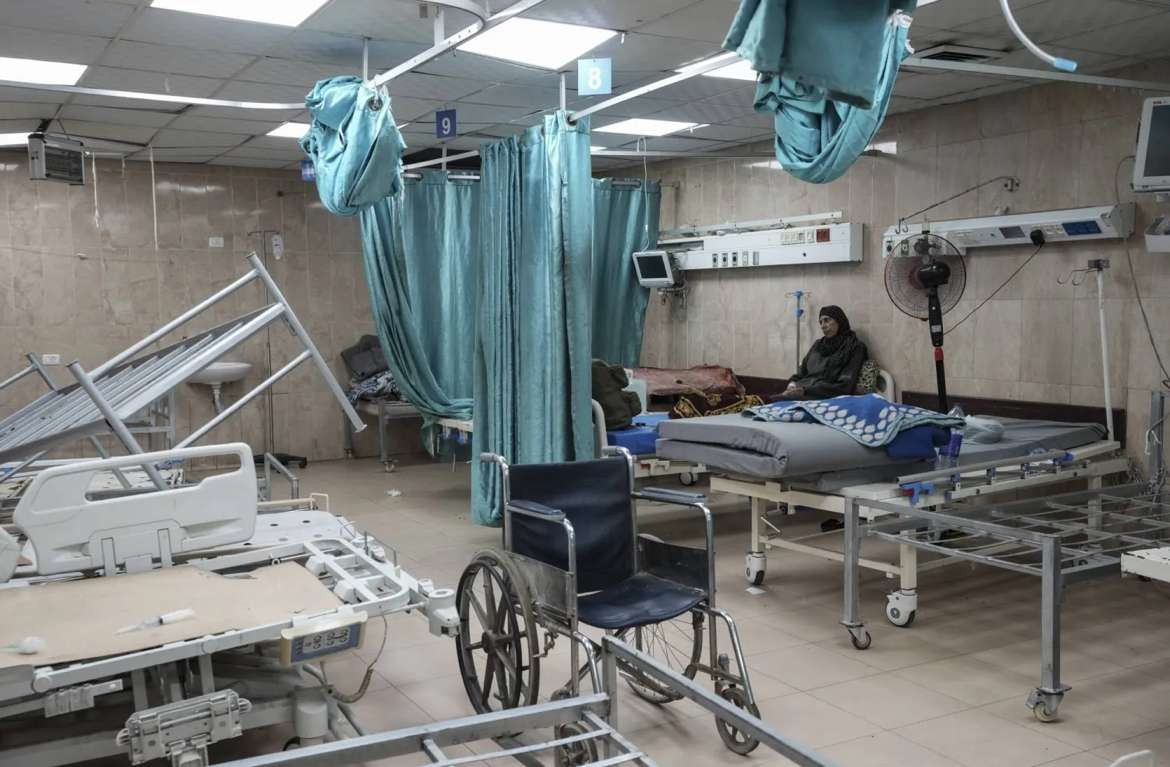 الاحتلال يدمّر مستشفى كمال عدوان ويهدد حياة المرضى في شمال غزة