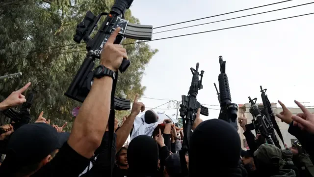 أمن السلطة يحرق منازل عوائل المقاومين في جنين