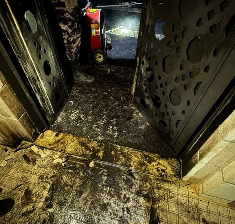 مستوطنون يحرقون مسجدا