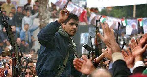 الاحتلال يُجبر الفلسطينيين على إغلاق مكان استقبال المحرر زكريا الزبيدي في مدينة البيرة