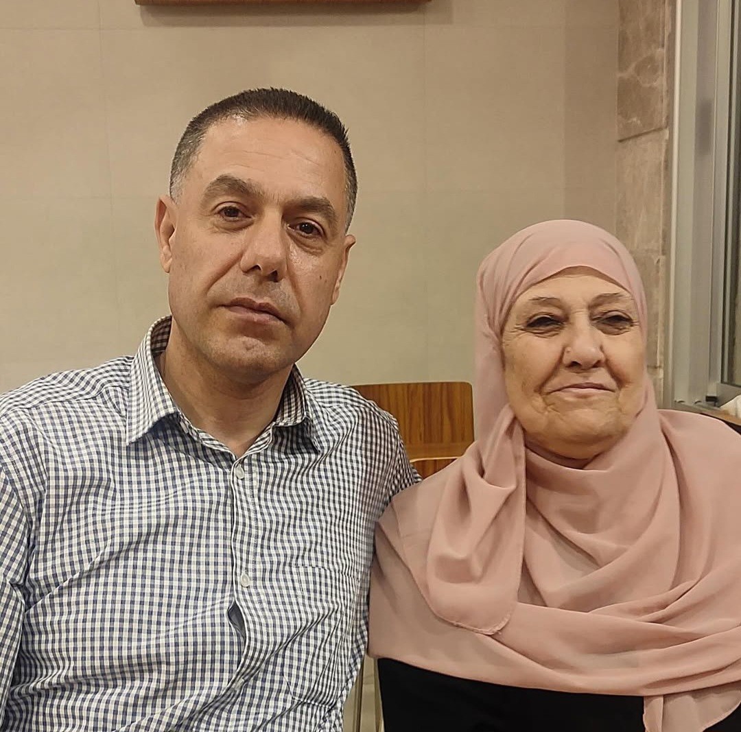 دكتور حسام أبو صفية مع والدته