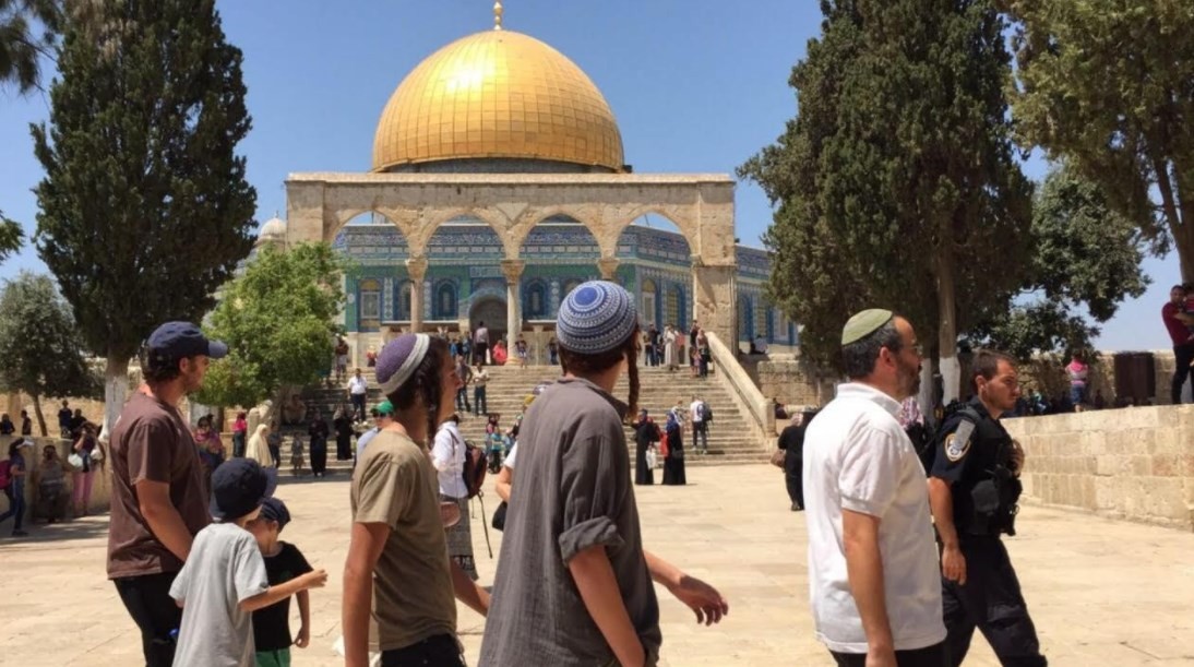 99 مستوطناً و20 طالباً يهودياً يقتحمون ساحات المسجد الأقصى صباح اليوم