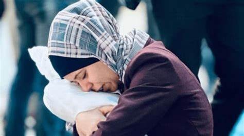 «الموت بردًا» كابوس يلاحق أمهات غزة خوفًا على أطفالهن