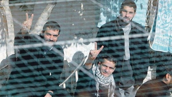 قوات الاحتلال تعتقل 25 مواطنًا من الضفة الغربية خلال الساعات الماضية