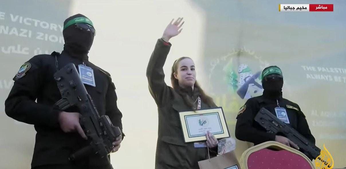 من وسط الركام في مخيم جباليا ..  القسام تسلم الأسيرة أغام بيرجر للصليب الأحمر