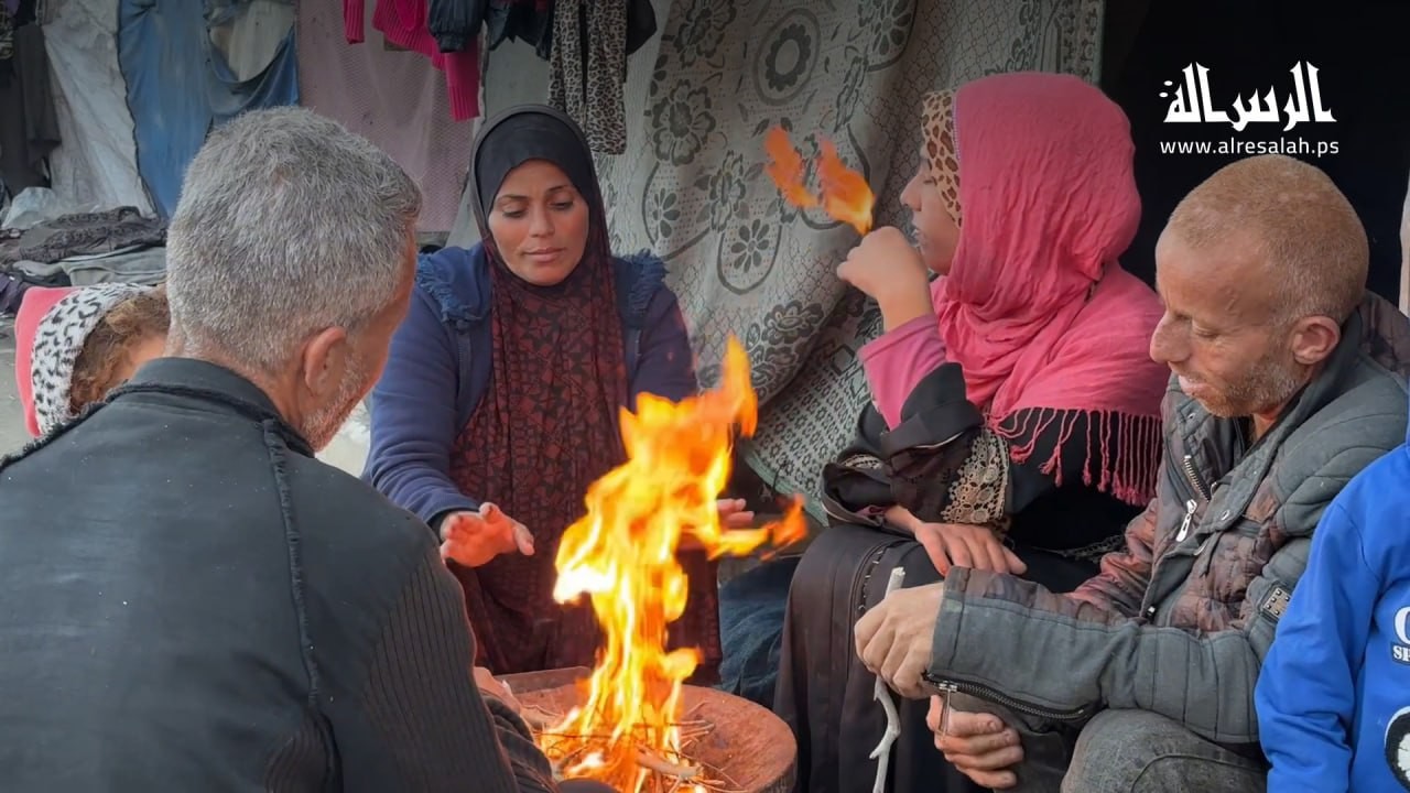النازحون الفلسطينيون يترقبون أخبار التهدئة