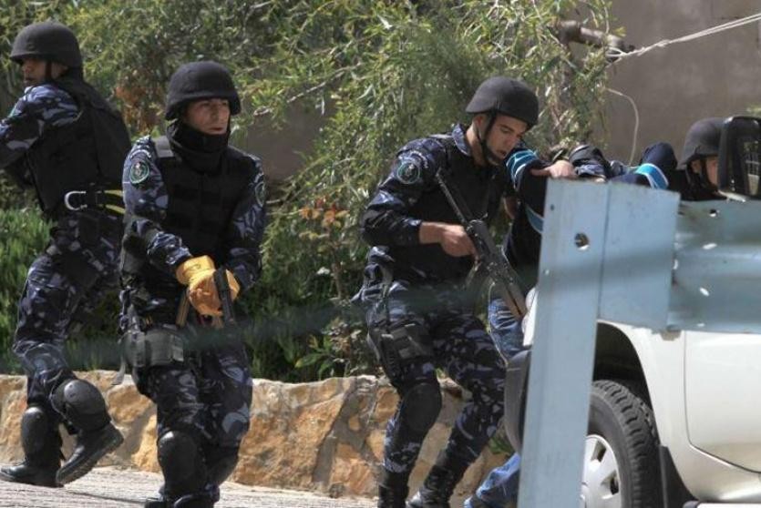 أجهزة السلطة تقتل طفلًا ووالده أثناء تعبئتهما الماء على سطح منزلهما بجنين