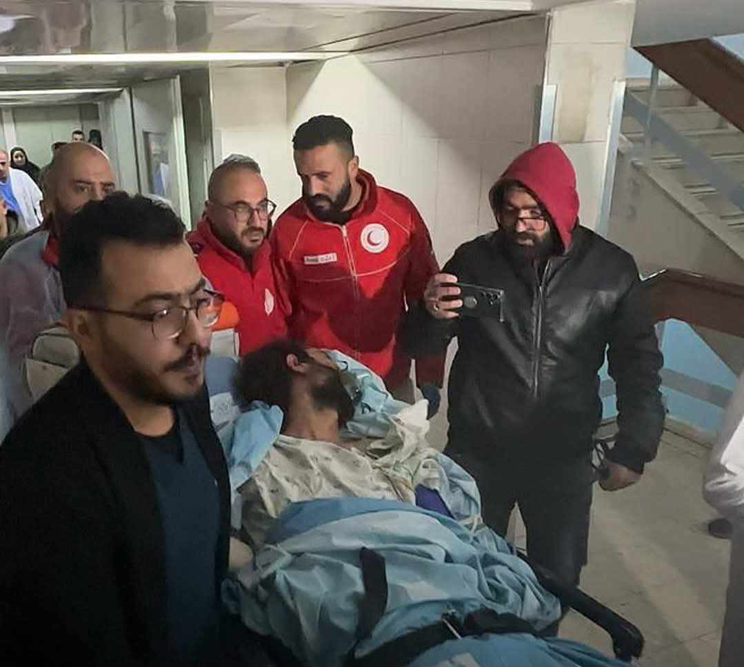 لحظة الإفراج عن الأسير المصاب كاظم زواهرة