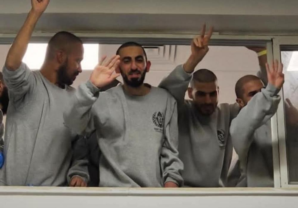 جيش الاحتلال ينوي عرض فيديو يهدف زيادة الضغط النفسي على الأسرى الفلسطينيين المفرج عنهم غدًا