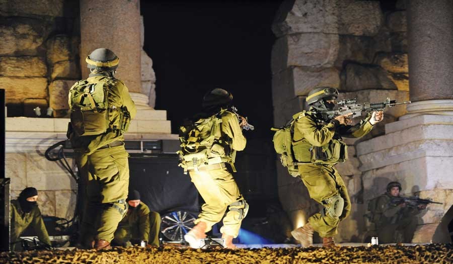 مداهمات مستمرة في الضفة الغربية واختراق لوقف إطلاق النار في قطاع غزة