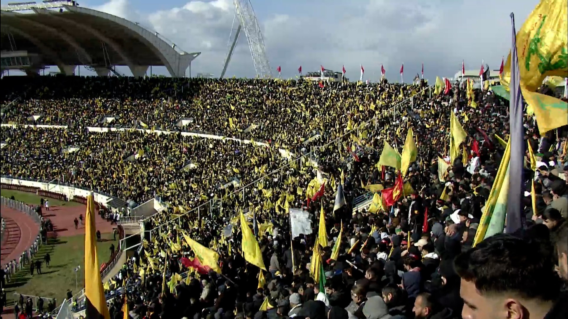 حشود ضخمة تتجمع في بيروت استعدادًا لتشييع الشهيدين حسن نصر الله وهاشم صفي الدين