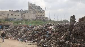 أهالي دير البلح يحذرون من كارثة بيئية وصحية جراء استمرار إغلاق معبر كرم أبو سالم