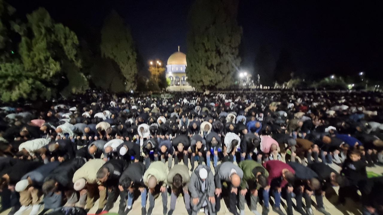 130 ألف مصل يؤدون صلاة العشاء والتراويح في المسجد الأقصى