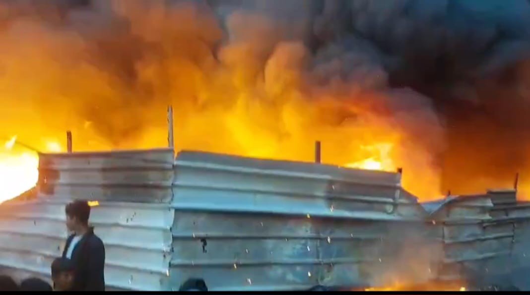 الدفاع المدني يسيطر على حريق هائل في مخازن للمواد التموينية بمدينة غزة