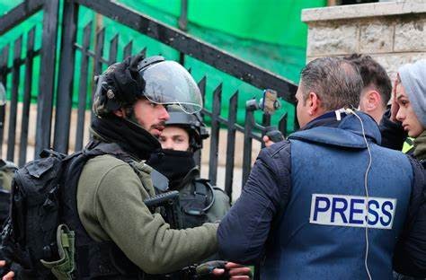 منتدى الإعلاميين الفلسطينيين يدين احتجاز الاحتلال لصحفيين في جنين