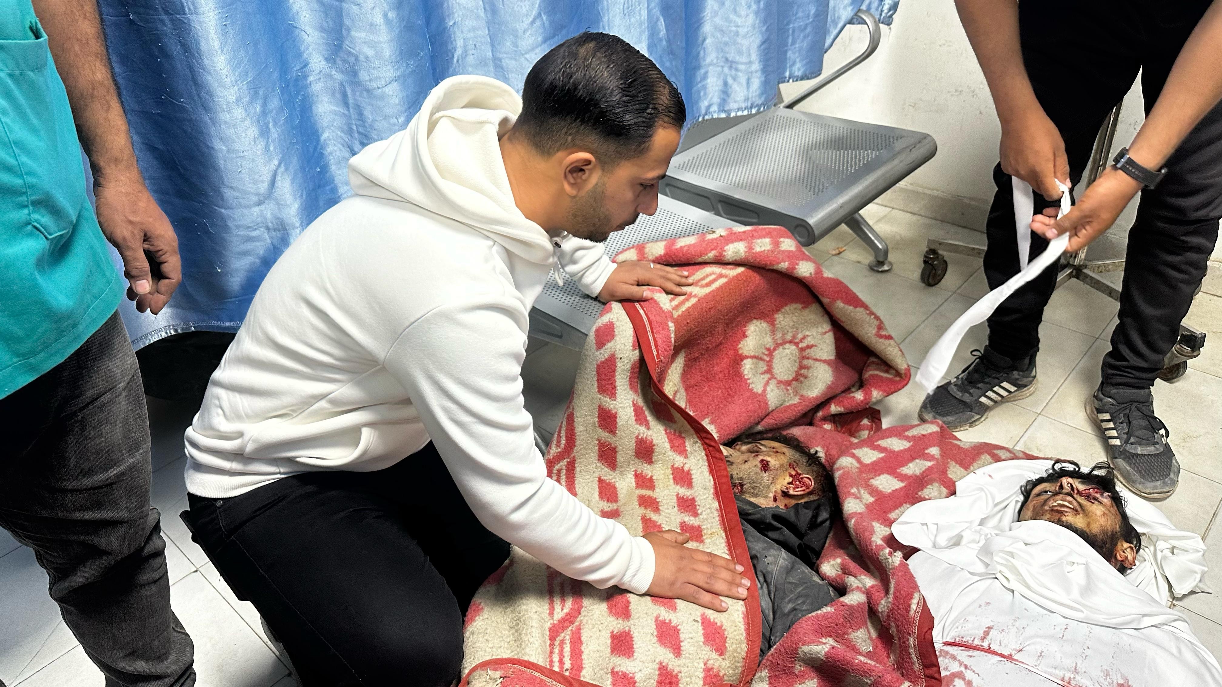 منتدى الإعلاميين الفلسطينيين يدين جريمة الاحتلال باستهداف طاقم إعلامي وإغاثي بغزة