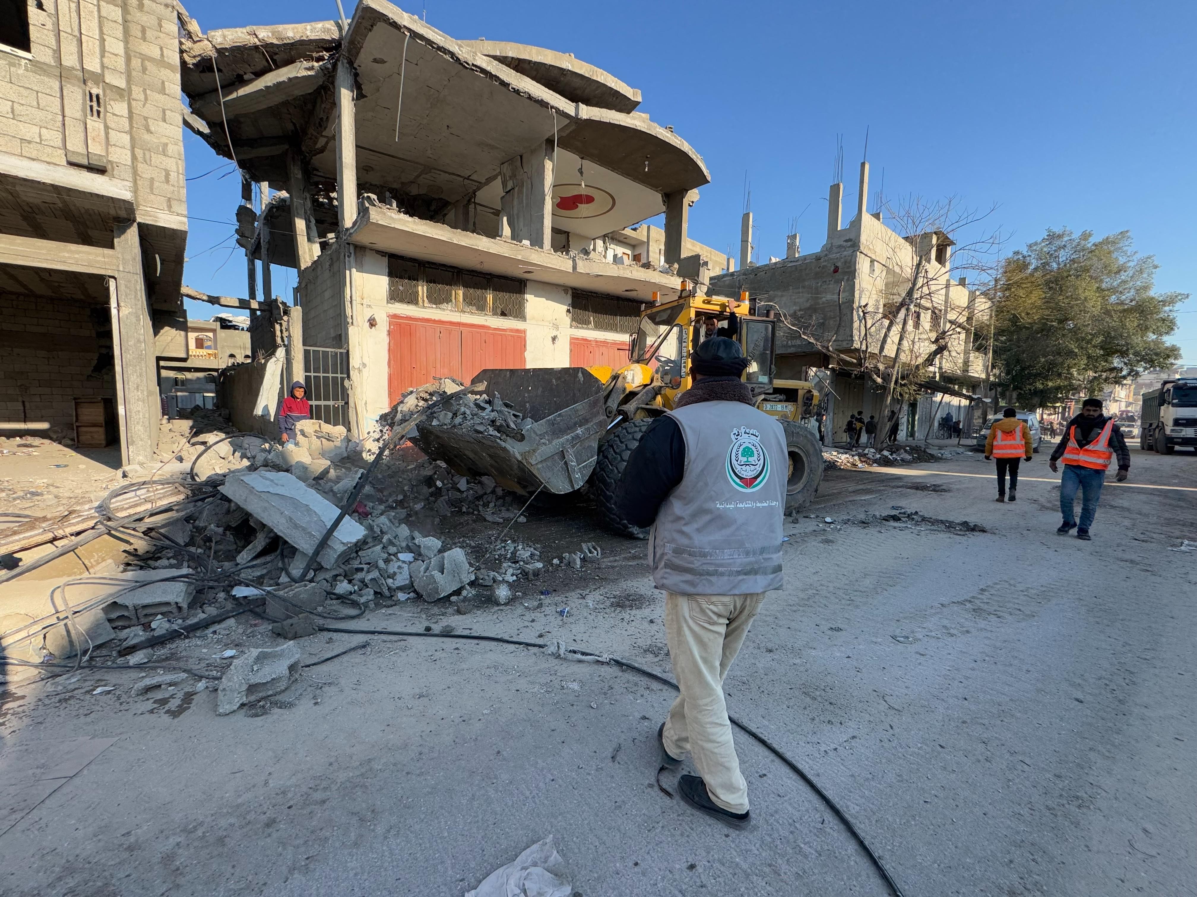 بلدية رفح تعلن توقف خدماتها وتحذر: مولدات آبار المياه مهددة بالتوقف