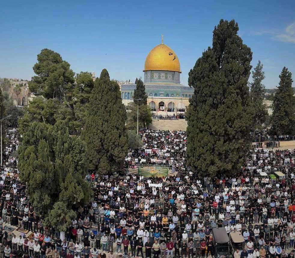 80 ألف فلسطيني يؤدون صلاة الجمعة الثانية من رمضان في الأقصى رغم إجراءات الاحتلال