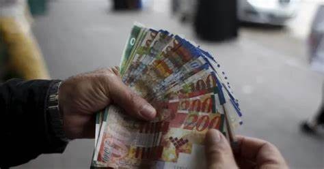 البنوك بغزة تشدد تقييدات التحويلات المالية رغم دعوات الدفع الالكتروني