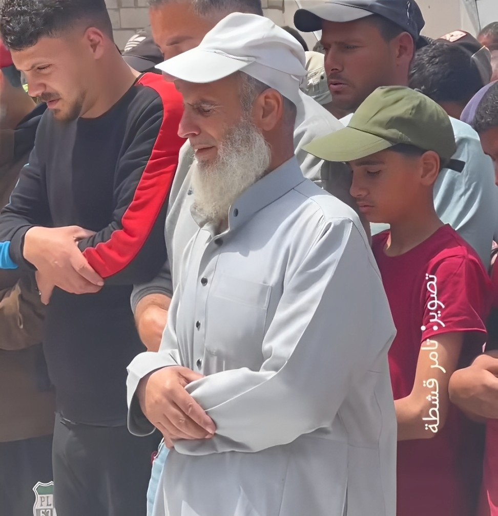 أبو صالح الشاعر يصلي على ولديه مصعب وصالح بعد استشهادهما بالامس