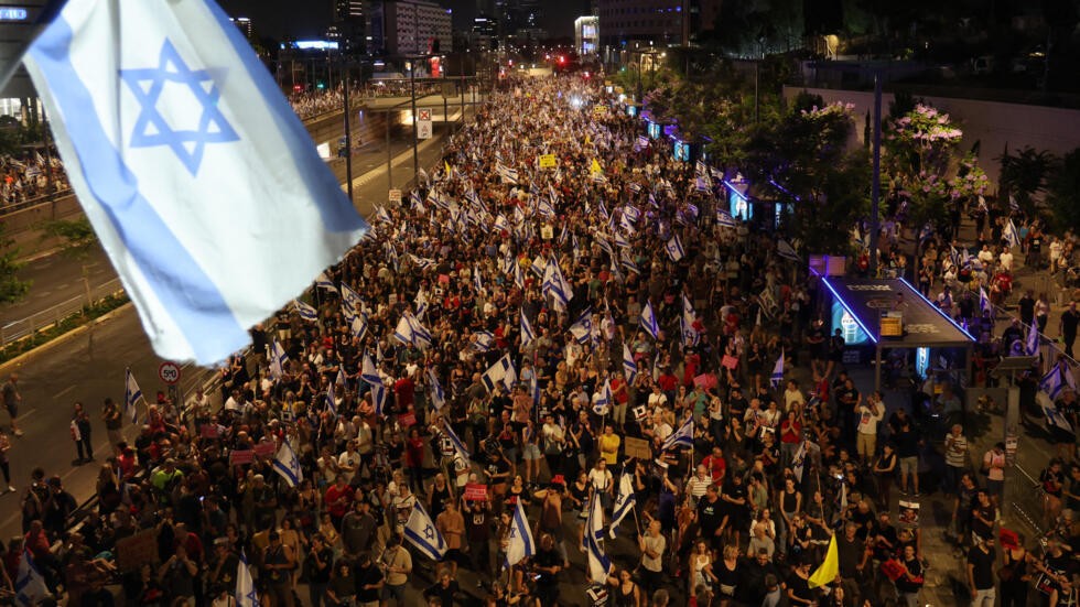 تصاعد دعوات داخل (إسرائيل) لوقف الحرب وإعادة الأسرى