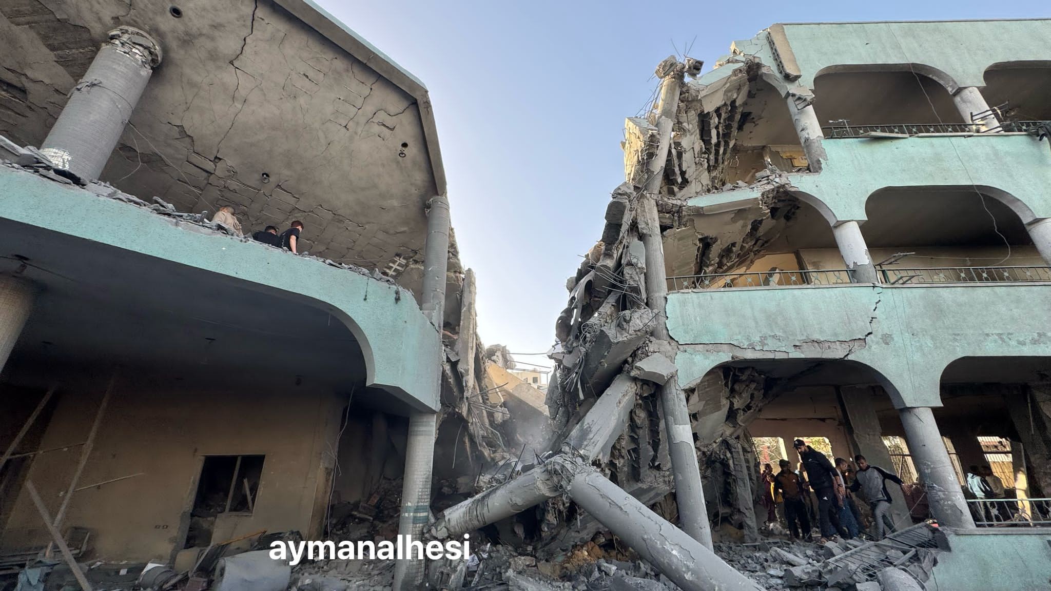 آثار الدمار بعد قصف مدرسة دار الأرقم لإيواء للنازحين