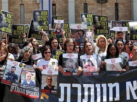 عائلات الأسرى الإسرائيليين تطالب بإنهاء الحرب والتوصل لاتفاق شامل لإعادتهم من غزة