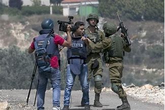 منتدى الإعلاميين: أكثر من 60 صحفيًا فلسطينيًا في سجون الاحتلال