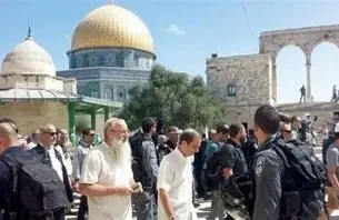 عشرات المستوطنين يقتحمون المسجد الأقصى بحماية قوات الاحتلال