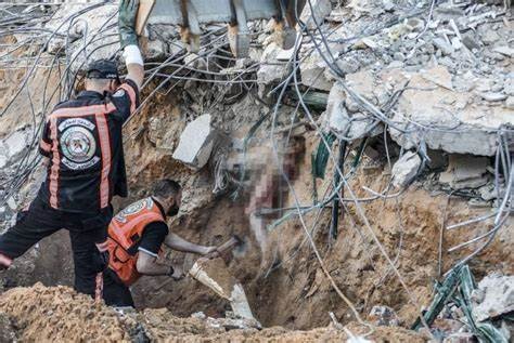 الدفاع المدني في غزة: مئات العالقين تحت الأنقاض في شمال القطاع