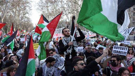 أكثر من مائة ألف متظاهر يجتاحون شوارع مدريد رفضاً لحرب الإبادة على غزة