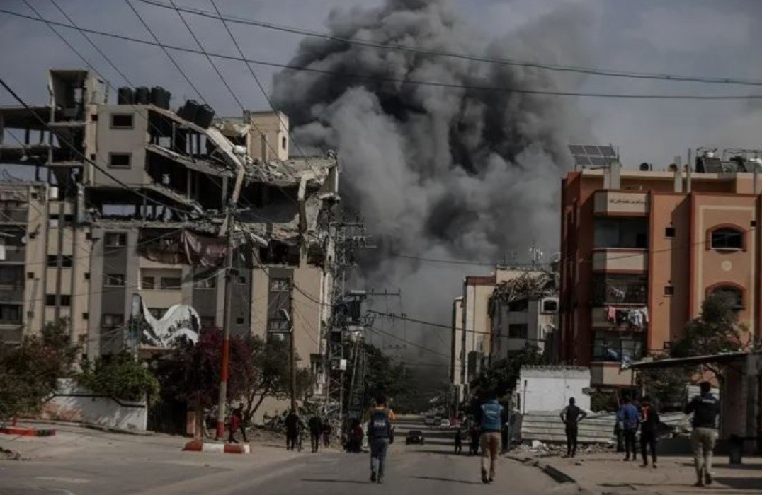 حريق في مستودع أدوية بمستشفى العودة شمال غزة جراء استهداف إسرائيلي