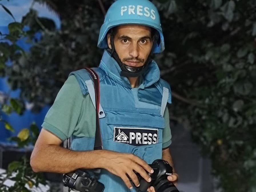 WhatsApp Iعلى سرير العلاج بالمشفى... اغتيال الصحفي المحبوب حسن إصليح