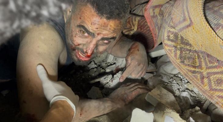 لحظة انتشال الصحفي أسامة العربيد وهو مصاب من تحت ركام المنزل