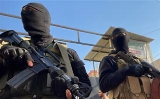 عباس في بيروت: هل تشرعن حصار المخيمات؟