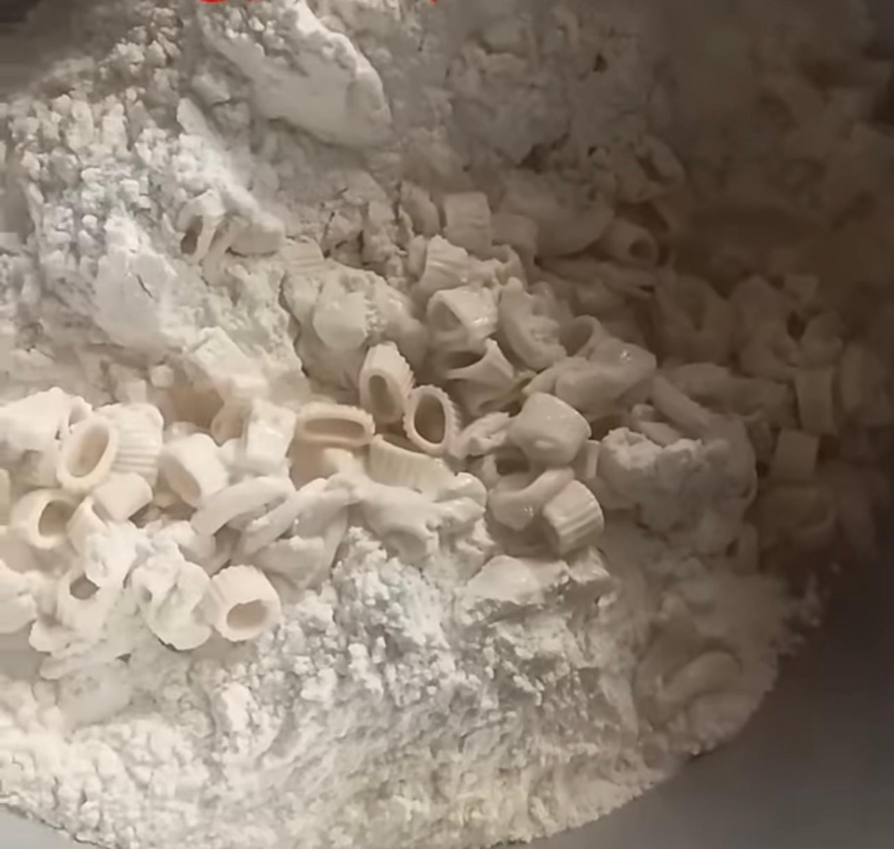 كيف حوّلت نساء غزة المعكرونة إلى طحين؟