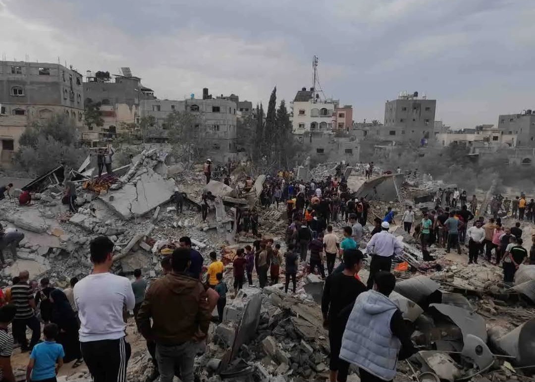 المكتب الإعلامي: مجزرة عائلة النجار جريمة حرب وإبادة جماعية