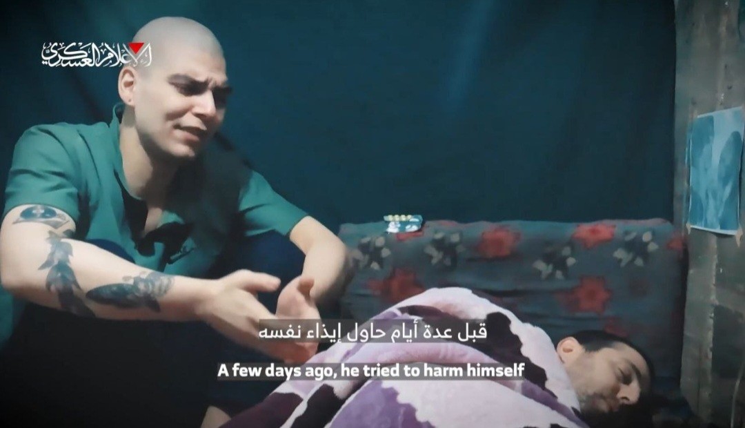 كتائب القسام تعرض فيديو لأسيرين إسرائيليين لديها