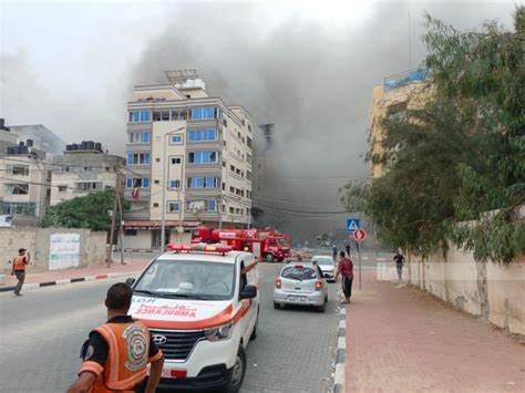 مدير الإسعاف بغزة: الاحتلال يمنع وصولنا لموقع المجزرة برفح ويستهدف سيارات الإسعاف